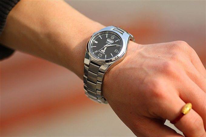 手表在当铺如何查真伪与保养